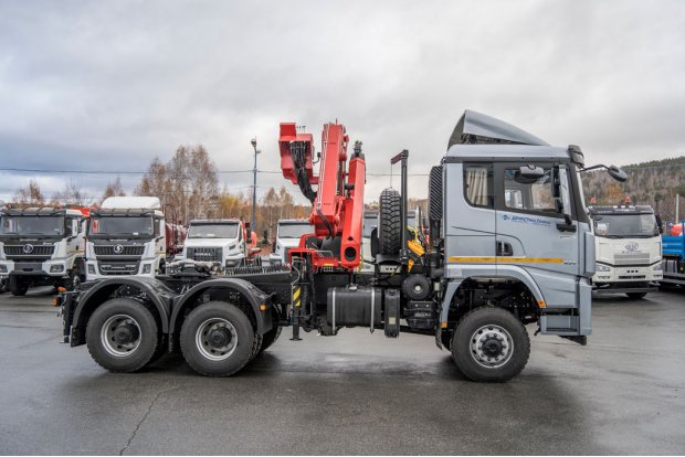 Тягач УСТ 5453 с КМУ ИМ-240 верхнее управление SHACMAN SX42586V385 (6х6), 315/80R22,5