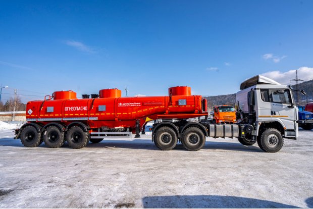 Полуприцеп цистерна ППЦ 26-32-3Н + Седельный тягач SHACMAN (ШАКМАН) SX42586V385