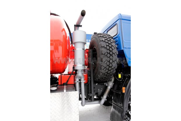 Выхлопная система нефтепромысловой автоцистерны за кабиной и вверх