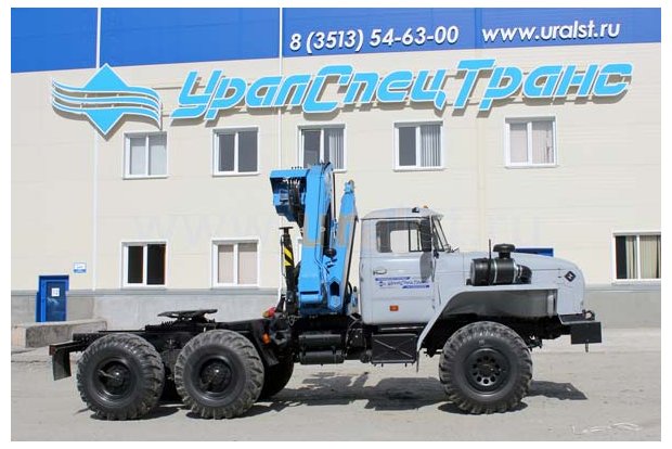 Седельный тягач Урал с краном-манипулятором