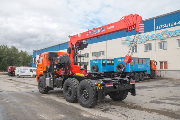 Седельный тягач с КМУ KS-2056 УСТ 5453 Камаз-43118-50 сп.м