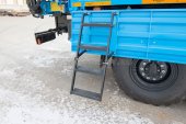 Откидная металлическая лестница для доступа в ремонтный отсек