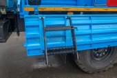 Откидная раскладывающаяся лестница в транспортном положении